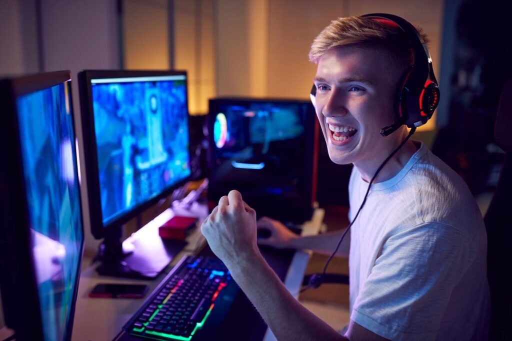 joven jugando en la pc con un internet rapido